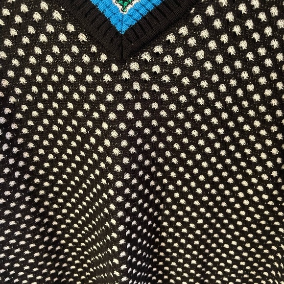 Two by Vince Camuto black patterned v-neck sweater Medium - Picture 3 of 5